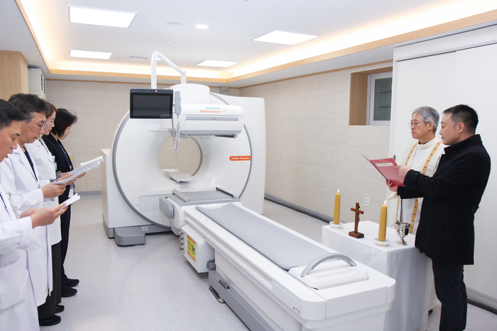 대구가톨릭대병원이 최근 핵의학과에 도입한 SPECT-CT(심비아 프로 스펙타) 장비의 본격 가동을 앞두고 축복식을 진행하고 있다.<영남일보 DB>