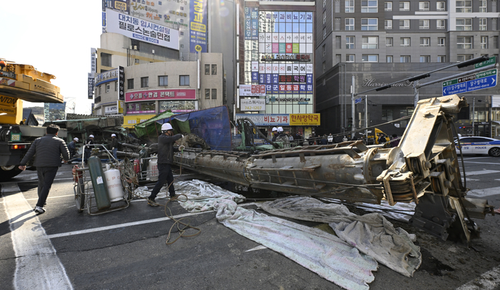 4일 오전 9시 6분께 대구 수성구 만촌네거리 공사현장에서 천공기가 쓰러지는 사고가 발생했다. 사고로 3명이 다쳐 2명은 병원으로 이송됐다. 이윤호기자 yoonhohi@yeongnam.com