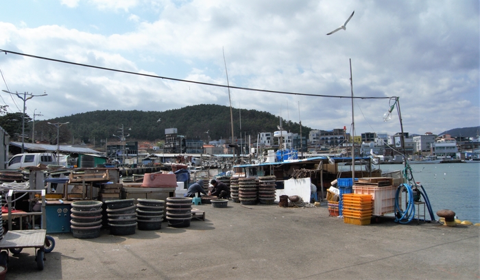 학리는 기장의 대표적인 붕장어 잡이 포구다. 몇 사람이 모여 앉아 주낙 작업을 하고 배는 탈탈탈탈 소리를 내며 작업을 보챈다. 곧 출항할 모양이다.