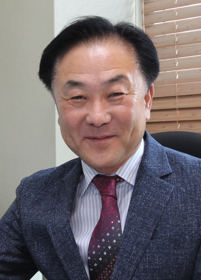 27년간 근무해한 구미대에 장학금 2천500만원을 선뜻 기탁한 김기홍  교학부총장..<백종현 기자>