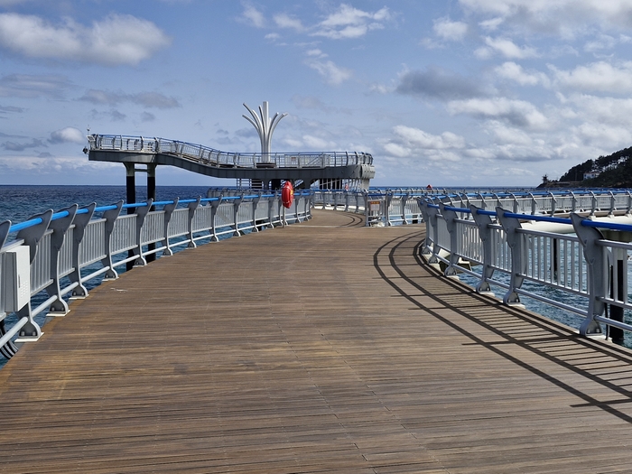 해양 관광 활성화를 위해 조성된 해상전망대는 고래가 물을 뿜는 형상을 본떠 조성돼 영해 대진항의 상징이 됐다.