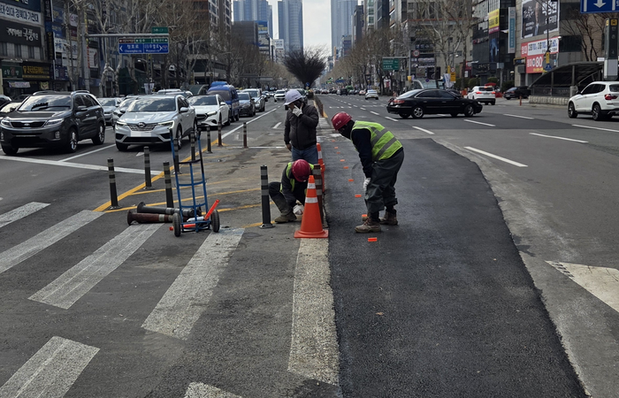 대구도시철도 2호선 만촌역 지하통로 공사 현장 인근에서 땅꺼짐 신고가 접수돼 시공사인 태왕이앤씨 측이 6일 오후 긴급 보수를 진행했다. 최시웅기자