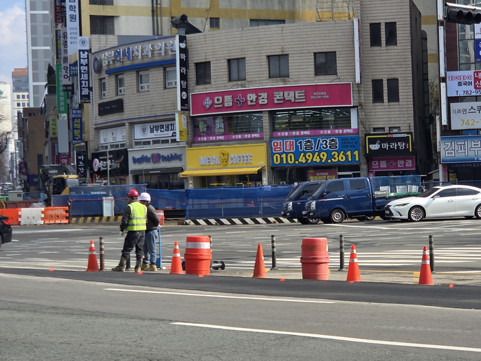 대구도시철도 2호선 만촌역 지하통로 공사 현장 인근에서 땅꺼짐 신고가 접수돼 시공사인 태왕이앤씨 측이 6일 오후 긴급 보수를 진행했다. 최시웅기자