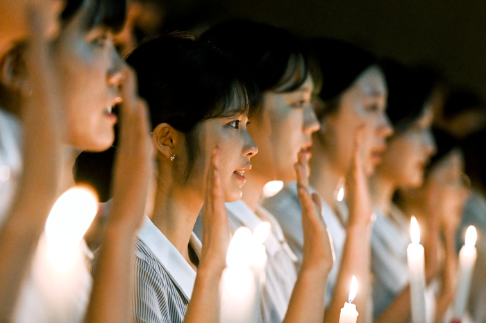 [포토뉴스] 촛불 들고 나이팅게일 정신 새기는 예비 간호사들