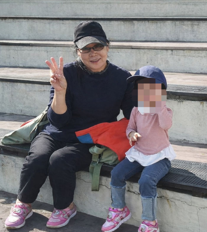 김서윤(가명)양을 가정위탁하고 있는 박옥내(65)씨가 아동보호시설 교사로 재직하던 당시, 4살이던 시설 원아 서윤양과 커플 운동화를 신고 공원으로 나들이를 갔던 모습. 박옥내씨 제공.