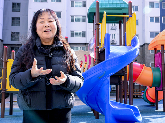 6일 가정위탁모 박옥내 씨가 대구 동구의 한 아파트 놀이터에서 가정위탁 아동을 돌보며 살아온 이야기를 들려주고 있다.
이현덕기자 lhd@yeongnam.com
