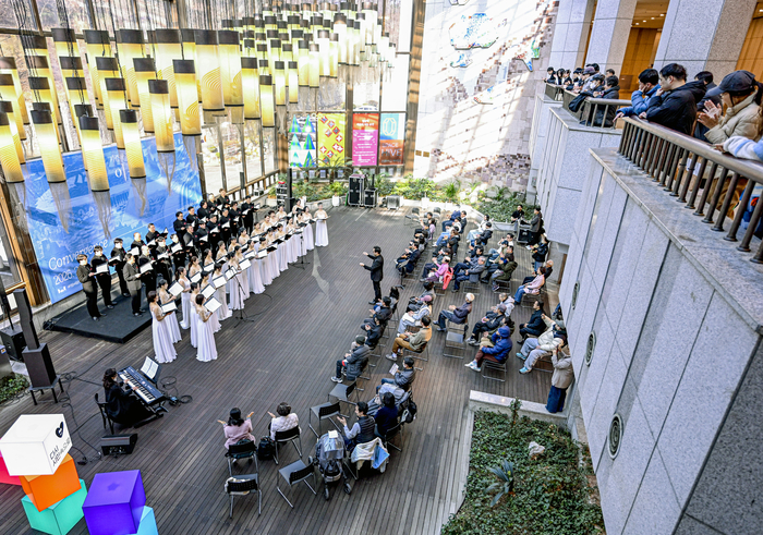 7일 대구문화예술회관 미술동 1층 중정홀에서 열린 융복합 문화 프로그램 미술관 라이브에서 대구시립합창단이 시민들에게 아름다운 합창 하모니를 들려주고 있다. 전시와 공연을 함께 즐길 수 있도록 마련된 이 프로그램은 오는 7월까지 매달 첫째 주 토요일 시립교향악단, 시립무용단, 시립국악단 등이 참여해 이어진다.
이현덕기자 lhd@yeongnam.com 