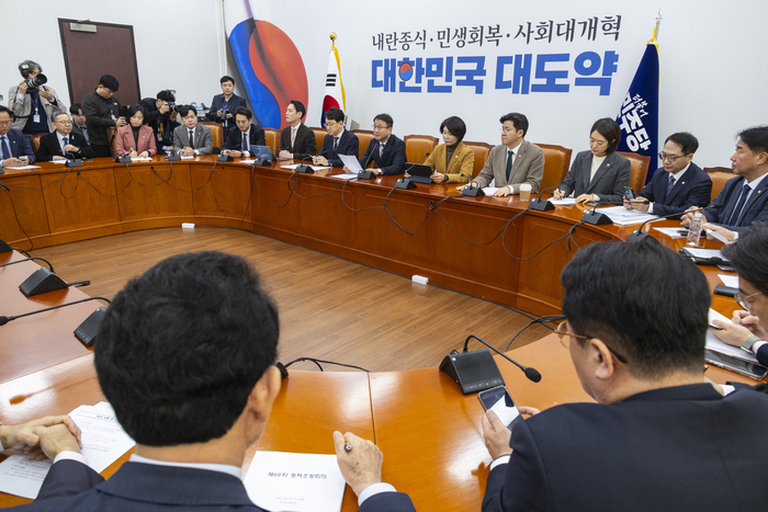 미국과 이란 간 전쟁이 중동 지역으로 확산세를 보이자 여야가 안보를 두고 충돌했다. 국민의힘은 주한미군 전력의 차출 가능성에 대한 보도를 언급하면서 정부의 대응을 비판하자 더불어민주당이 안보 불안을 조장하지 말라고 반박한 것이다. <연합뉴스 제공>