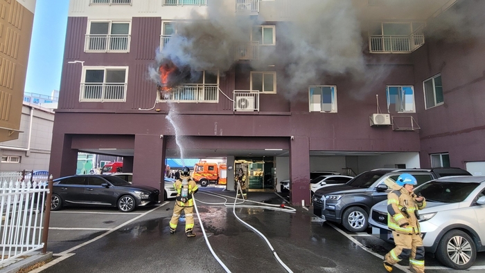 청도군 10층 아파트 화재… 주민 17명 대피·이송