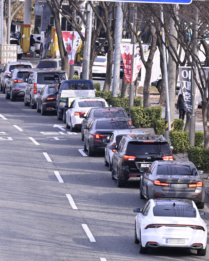 전국에서 가장 저렴했던 대구 지역의 주유소 기름값이 미국과 이란 대공습에 천정부지로 치솟고 있다. 대구 일부 주유소에서는 리터당 2천원에 육박하는 가격까지 등장하면서 대구 휘발유 2천원 시대가 현실화할 수 있다는 전망도 나온다. <영남일보DB>