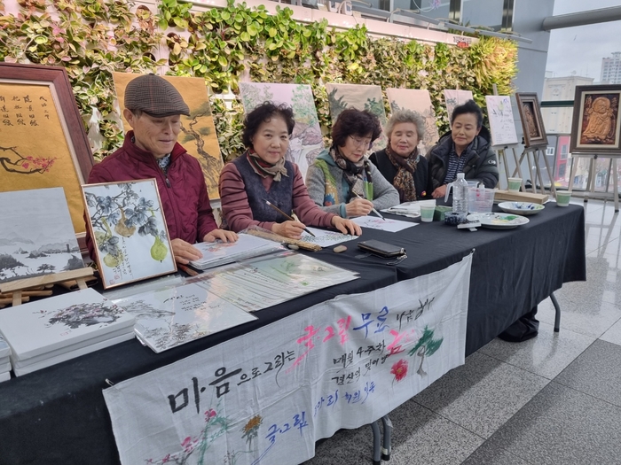 지난달 27일 경북 경산역 맞이방에서 글·그림 나눔동아리 회원들이 기차역을 이용하는 시민들에게 나눠 줄 글·그림을 전시하고 있다. 천윤자시민기자