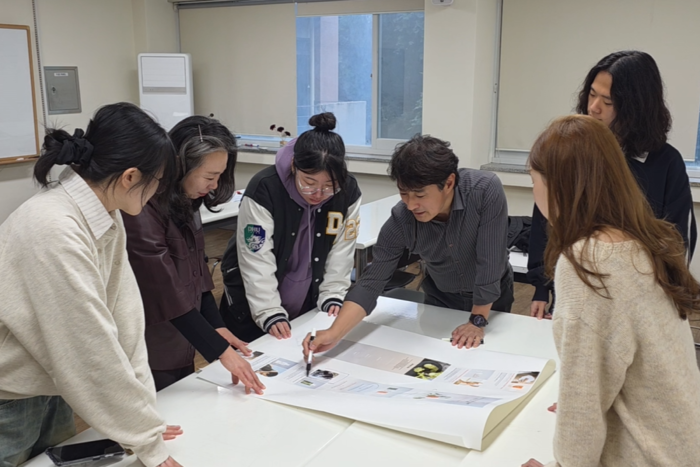 대경대 학생들이 경북도내 중소기업의 온라인 비즈니스 확대를 지원하기 위해 사업 참여교수와 협력해 웹 상세 페이지 디자인 개발에 참여하고 있다. <경북도 제공>