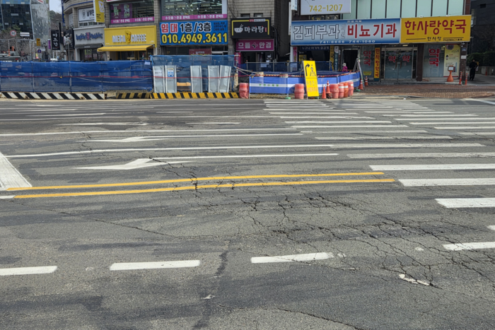 6일 오후 방문한 대구 수성구 만촌네거리 천공기 전도 사고 지점. 천공기가 쓰러진 위치 부근으로 아스팔트 균열이 확인됐다. 최시웅기자