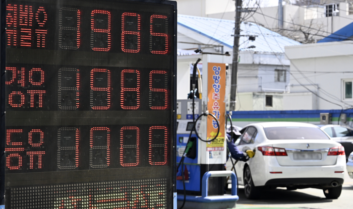 미국과 이스라엘의 이란 공습에 따른 중동 정세 불안으로 국내 주유소 기름값 상승세가 이어지고 있는 가운데 8일 오전 대구 수성구 한 주유소에서 직원이 주유를 하고 있다. 한국석유공사 유가정보시스템 오피넷에 따르면, 8일 오전 기준 전국 주유소 휘발유 평균 판매가는 L 당 1천893.3원으로 전날 7일보다 3.9원 올랐으며 경유는 1천915.4원으로 4.8원 상승했다.
이윤호기자 yoonhohi@yeongnam.com
