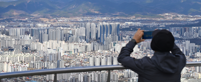 내 집은 어디에 수도권 집중이 심화되면서 수도권과 비수도권의 주거와 의료, 문화 등의 격차가 확대되고 있다. 대구 남구 앞산전망대를 찾은 한 시민이 시내 모습을 촬영하고 있다.
이지용기자 sajahu@yeongnam.com