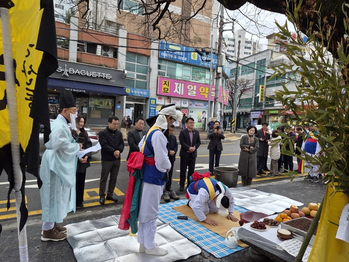 공산풍물단주최로 열린 당신제에서 참석자들이 제를 올리고 있다. 채건기 시민기자