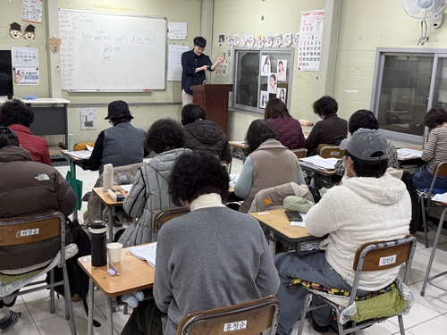 지난 6일 오후 7시쯤 대구 삼일야학에서 만학도들이 영어수업을 듣고 있다. 구경모기자