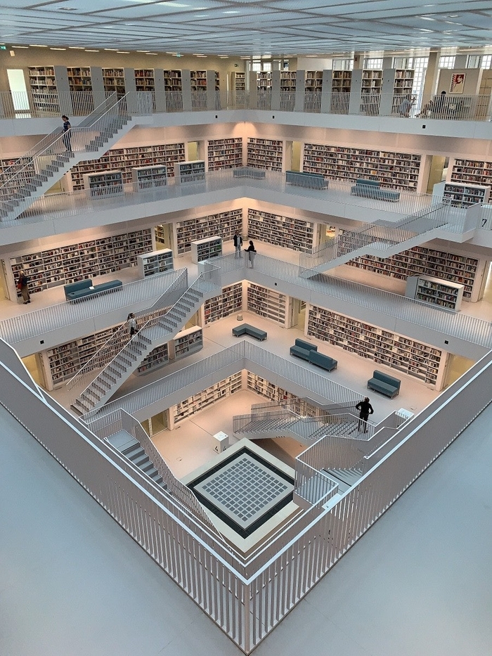 독일 슈투트가르트 시립도서관 내부 전경. 중앙이 비어 있는 아트리움 구조를 중심으로 여러 층의 서가와 계단이 대칭적으로 배치돼 있으며, 순백색 미니멀 디자인이 공간의 개방감과 독특한 건축미를 강조한다. 이 도서관은 현대 도서관 건축의 대표 사례로 꼽힌다.<영남일보 DB>