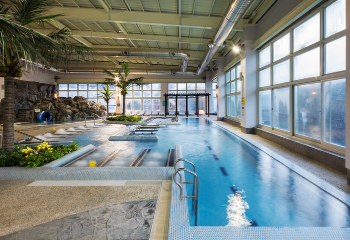 울진 덕구온천 시설 내부. 자연적으로 솟아나는 온천수를 그대로 사용하며, 야자수 등 이국적인 인테리어로 색다른 분위기를 연출한다. <덕구온천 제공>