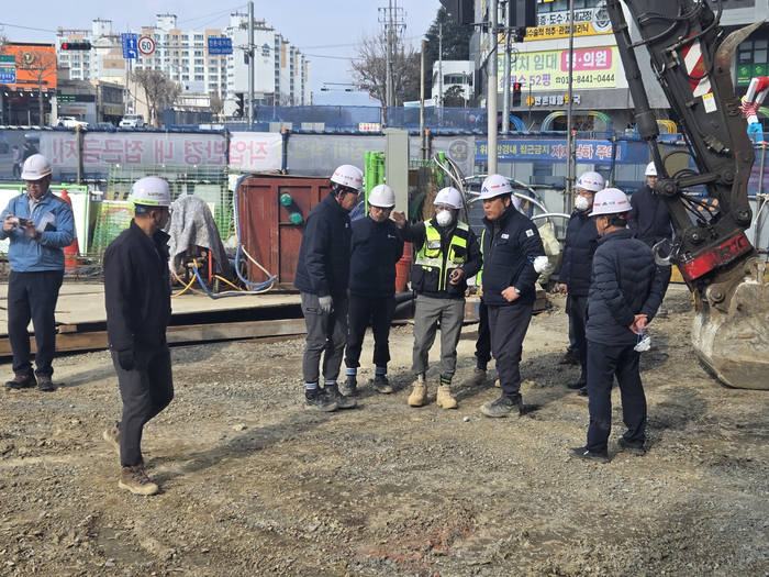 국토교통부 산하 국토안전관리원 영남본부는 9일 오후 대구도시철도 2호선 만촌역 지하통로 연결 공사 현장 점검을 진행했다. 최시웅기자