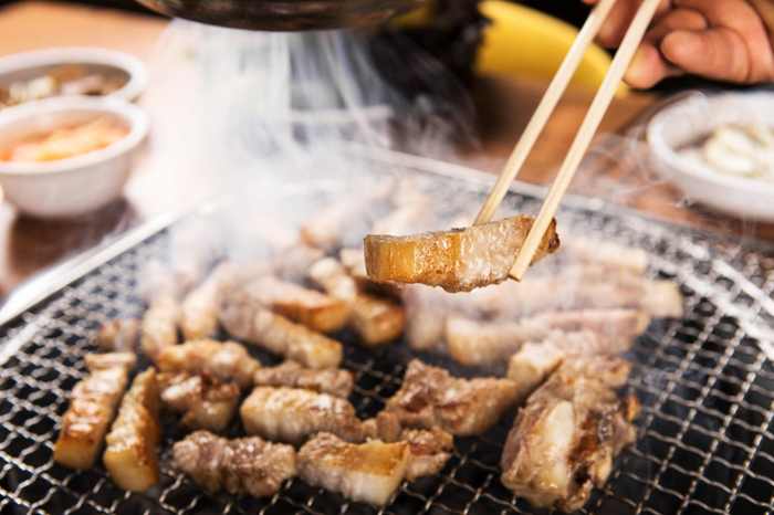 청도 군불로 찜질방 옆 식당에선 숯불 삼겹살 구이 등을 맛볼 수 있다. <군불로 제공>