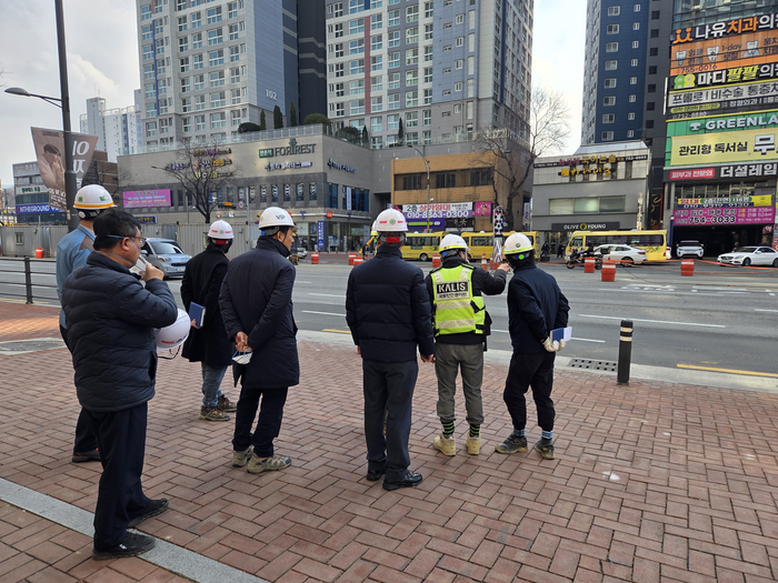 국토교통부 산하 국토안전관리원 영남본부는 9일 오후 대구도시철도 2호선 만촌역 지하통로 연결 공사 현장 점검을 진행했다. 최시웅기자