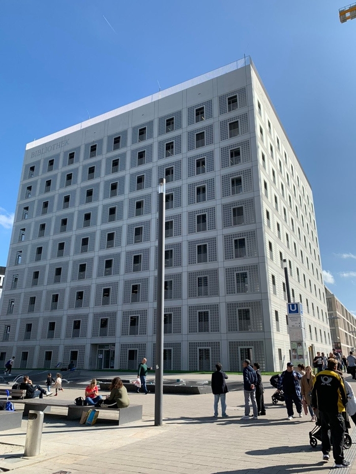 독일 슈투트가르트 도심에 위치한 슈투트가르트 시립도서관 외관. 정육면체 형태의 흰색 건물과 격자형 창문이 특징으로, 미니멀한 현대 건축미를 보여주는 대표적인 공공도서관 건축물로 꼽힌다. 한국계 이은영 건축가가 설계했으며 2011년 개관했다.<영남일보 DB>