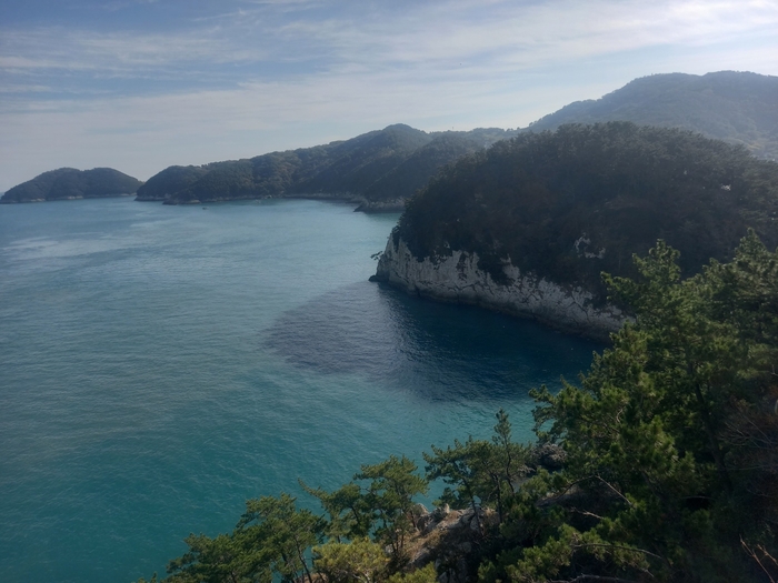 우도 강정길에 있는 용강정 전망대. 해돋이 명소이고 단애의 절벽과 수려한 해식애를 조망할 수 있는 곳이다.