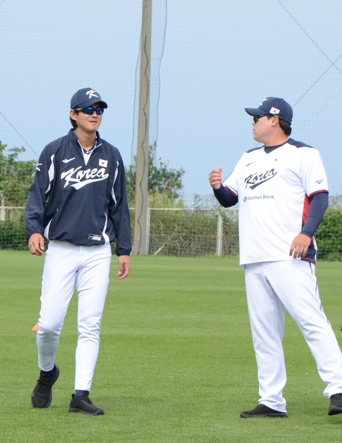 지난달 20일, WBC 대표팀 소속으로 일본 오키나와 아카마 구장에서 훈련 중인 구자욱(왼쪽)이 류현진과 담소를 나누고 있다. <임훈기자 hoony@yeongmam.com>