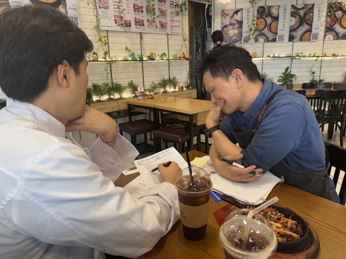 지난해 9월 대구 중구 동성로에서 음식점을 운영하는 봉성훈 씨가 중구청의 생애주기 맞춤형 컨설팅 프로그램에 참여해 전문가 상담을 받고 있다. 중구청 제공