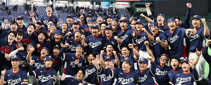 9일 일본 도쿄돔에서 열린 2026 WBC C조 조별리그 호주와의 최종전에서 승리를 확정한 한국 대표팀이 기념촬영을 하고 있다. 연합뉴스