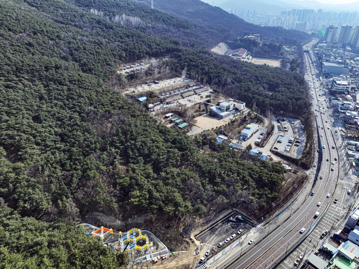 10일 대구 달서구 송현동 앞산 달서별빛캠프 북편에서 숲속 모험놀이터 조성 공사가 진행되며 체험형 놀이시설의 윤곽이 드러나고 있다. 달서구가 추진하는 이 사업은 어린이와 청소년을 위한 숲 체험 공간으로 조성되며 4월 완공 후 5월 시민들에게 개방될 예정이다.
이현덕기자 lhd@yeongnam.com 