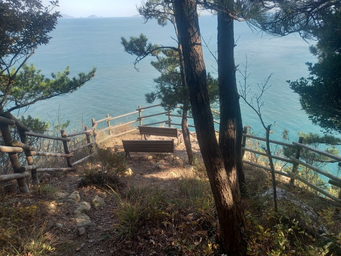 우도의 명소 용강정 전망대. 울룩불룩한 바위 위에 나무 받침대 거섶과 벤치 두 개만 덜렁 놓여 있다.