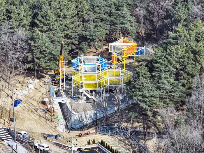 10일 대구 달서구 송현동 앞산 달서별빛캠프 북편에서 숲속 모험놀이터 조성 공사가 진행되며 체험형 놀이시설의 윤곽이 드러나고 있다. 달서구가 추진하는 이 사업은 어린이와 청소년을 위한 숲 체험 공간으로 조성되며 4월 완공 후 5월 시민들에게 개방될 예정이다.
이현덕기자 lhd@yeongnam.com 