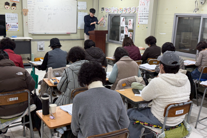 지난 6일 오후 7시쯤 대구 삼일야학에서 만학도들이 영어수업을 듣고 있다. 구경모기자