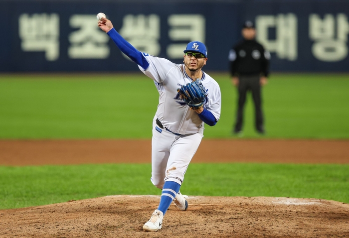 삼성 라이온즈 투수 아리엘 후라도가 지난해 10월 21일 대구삼성라이온즈파크에서 열린 플레이오프 3차전에서 투구하고 있다.<삼성 라이온즈 제공>