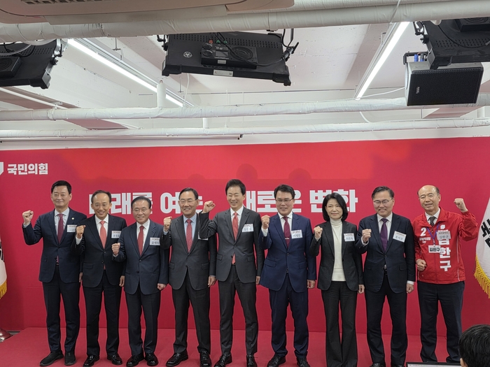 국민의힘 소속으로 대구시장 후보로 나선 예비 출마자들이 10일 오전 서울 여의도에 위치한 국민의힘 당사에서 사진 촬영을 하고있다. 서정혁 기자 seo1900@yeongnam.com