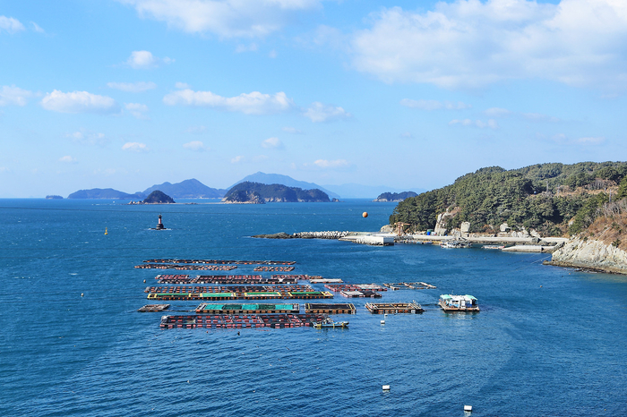 연화도와 우도를 연결하는 해상다리 연우교에서 본 우도항의 평화로운 풍경.