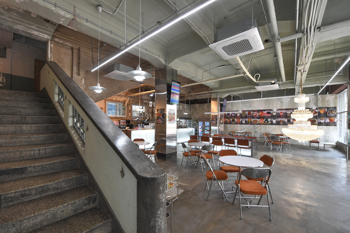 서점에서 출발해 취급품을 늘려나가며 백화점이 된 무영당은 조선 지식인이나 예술가들이 모이는 장소였다. 2층의 전시장에는 전람회와 발표회가 끊이지 않았고, 그 명맥을 지금까지도 잇고 있다.