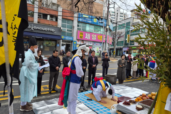공산풍물단주최로 열린 당산제에서 참석자들이 제를 올리고 있다. 채건기 시민기자