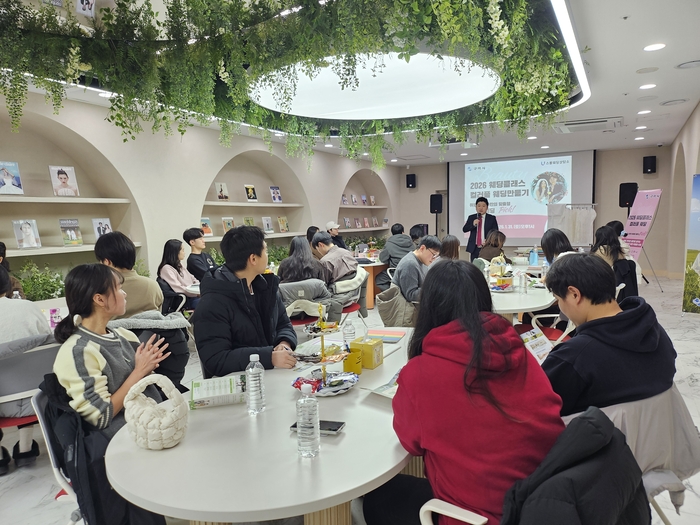 결혼을 앞둔 청춘남녀가 구미역 영스퀘어 1층  웨딩테마라운지에서 스몰웨딩에 대한 설명을 듣고있다.<백종현 기자>
