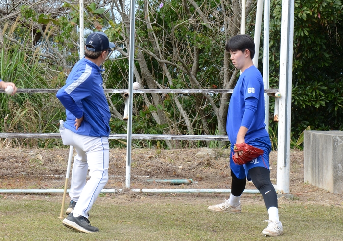 지난달 17일 일본 오키나와 아카마 구장 불펜 훈련장에서 삼성 라이온즈 신인 투수 장찬희가 최일언 수석코치로부터 자세지도를 받고 있다.<임훈기자 hoony@yeongnam.com>