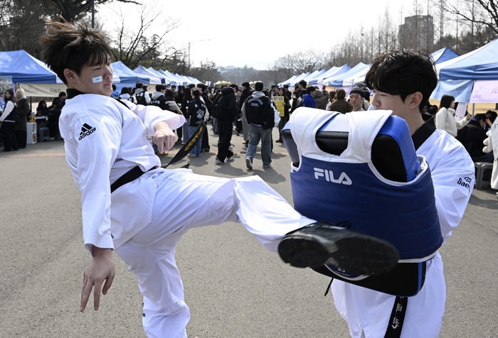 3월 새 학기를 맞아 11일 오전 경북 경산 영남대학교에서 열린 동아리박람회에서 태권도 동아리 학생들이 발차기 시범을 선보이며 신입회원을 모집하고 있다.  각 동아리는 13일까지 정문에서 동아리 홍보를 하며 신입생을 대상으로 신입회원 모집 행사를 진행한다.
이윤호기자 yoonhohi@yeongnam.com