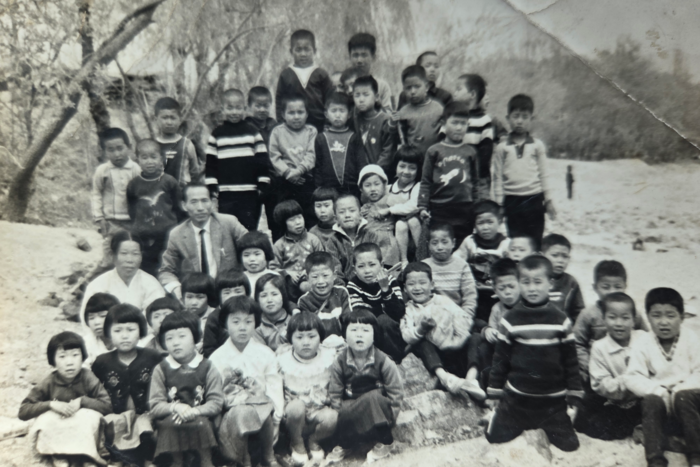 56년전 지묘초등 2학년 학생인 필자와 친구들이 소풍을 가서 찍은 기념사진. 채건기 시민기자ken4975@daum.net