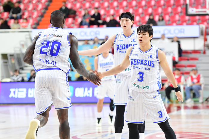 대구 한국가스공사 페가수스 정성우(오른쪽)가 지난 1월 3일 울산 현대모비스 피버스와의 경기에서 라건아와 하이파이브 하고 있다. <KBL 제공>