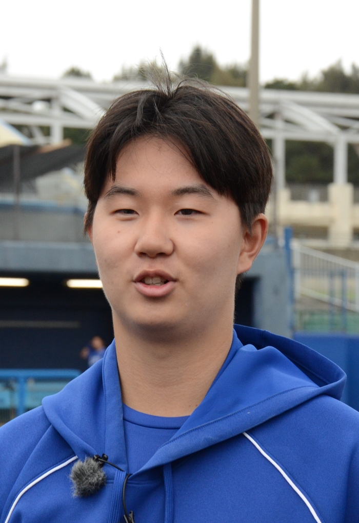 지난달 17일 일본 오키나와 아카마 구장에서 영남일보와 만남을 가진 장찬희가 프로 첫 시즌에 대한 자신의 계획을 말하고 있다 .<임훈기자 hoony@yeongnam.com>