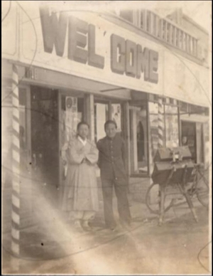 대구 무영당 앞에서 포즈를 취한 무영당 창립자 이근무(왼쪽)와 동요 시인 윤복진 <대구문학관 제공>