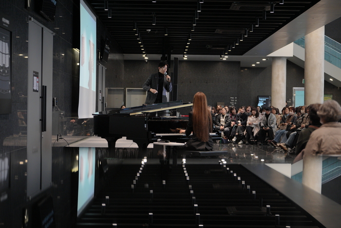 소설가 차인표는 지난 3일 수성아트피아에서 열린 로비톡톡 명사 특강에서 21살 미국 이민 시절부터 지켜온 읽기, 쓰기, 운동 습관이 지금의 자신을 만든 동력이라고 말했다. <수성아트피아 제공>