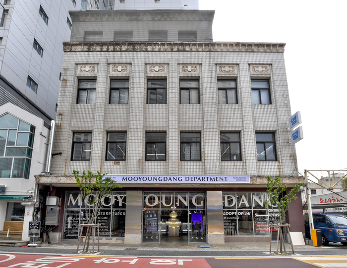 이근무가 대구 첫 민족자본으로 문을 연 백화점인 무영당. 당시 보기 드문 미국식 빌딩 개념으로 대형화된 5층 규모의 타일로 마감된 건물이다.