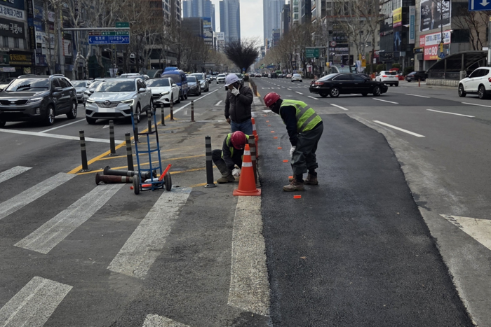 지난 5일 대구도시철도 2호선 만촌역 지하통로 공사 현장 인근에서 땅꺼짐 신고가 접수돼 시공사인 태왕이앤씨 측이 긴급 보수를 진행했다. 영남일보DB